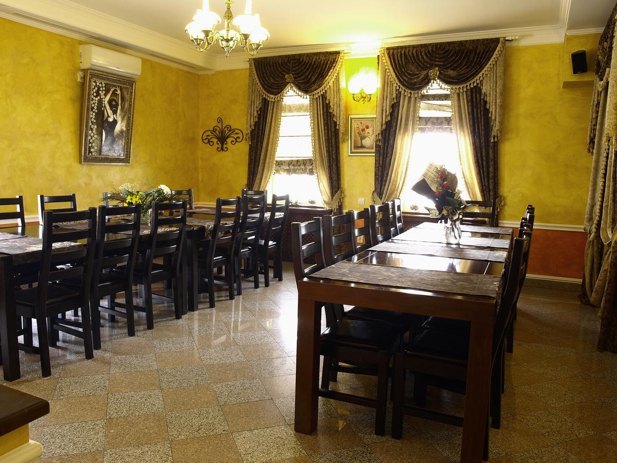 Pensiunea Byblos Piatra Neamţ Esterno foto