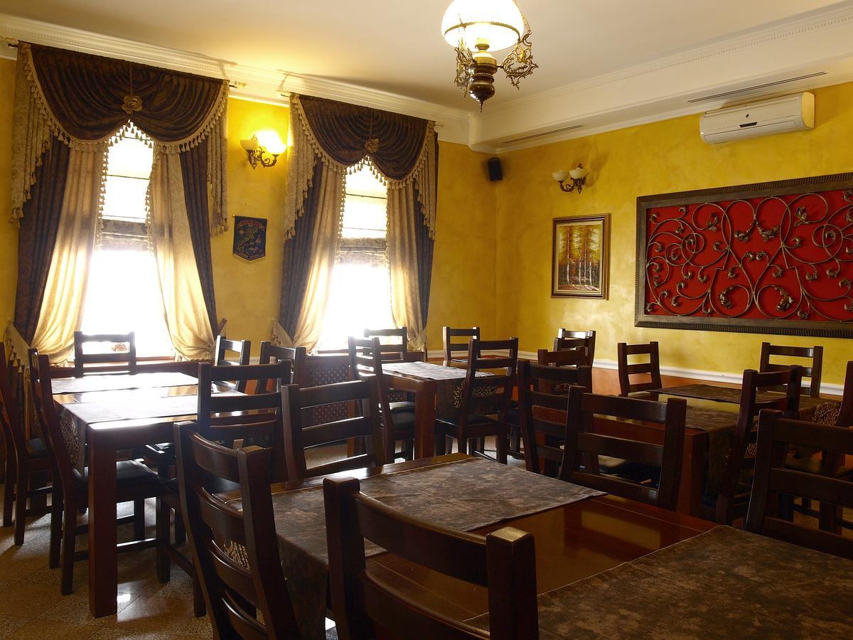 Pensiunea Byblos Piatra Neamţ Esterno foto